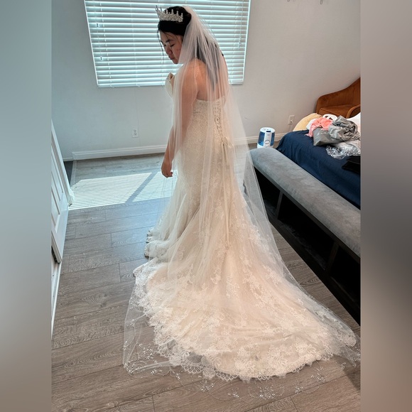 NWT David’s Bridal Scalloped Sparkle Cathedral Veil In Ivory - Picture 8 of 10